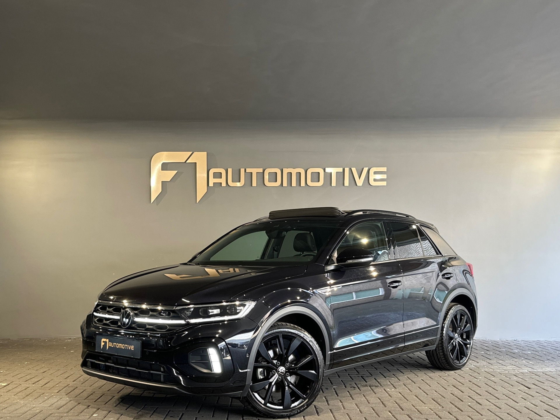 Volkswagen T-Roc 1.5 TSI R-Line Pano|Keyless|IQ|Sfeerver|BTW 45695546-0.jpg | F1 Automotive
