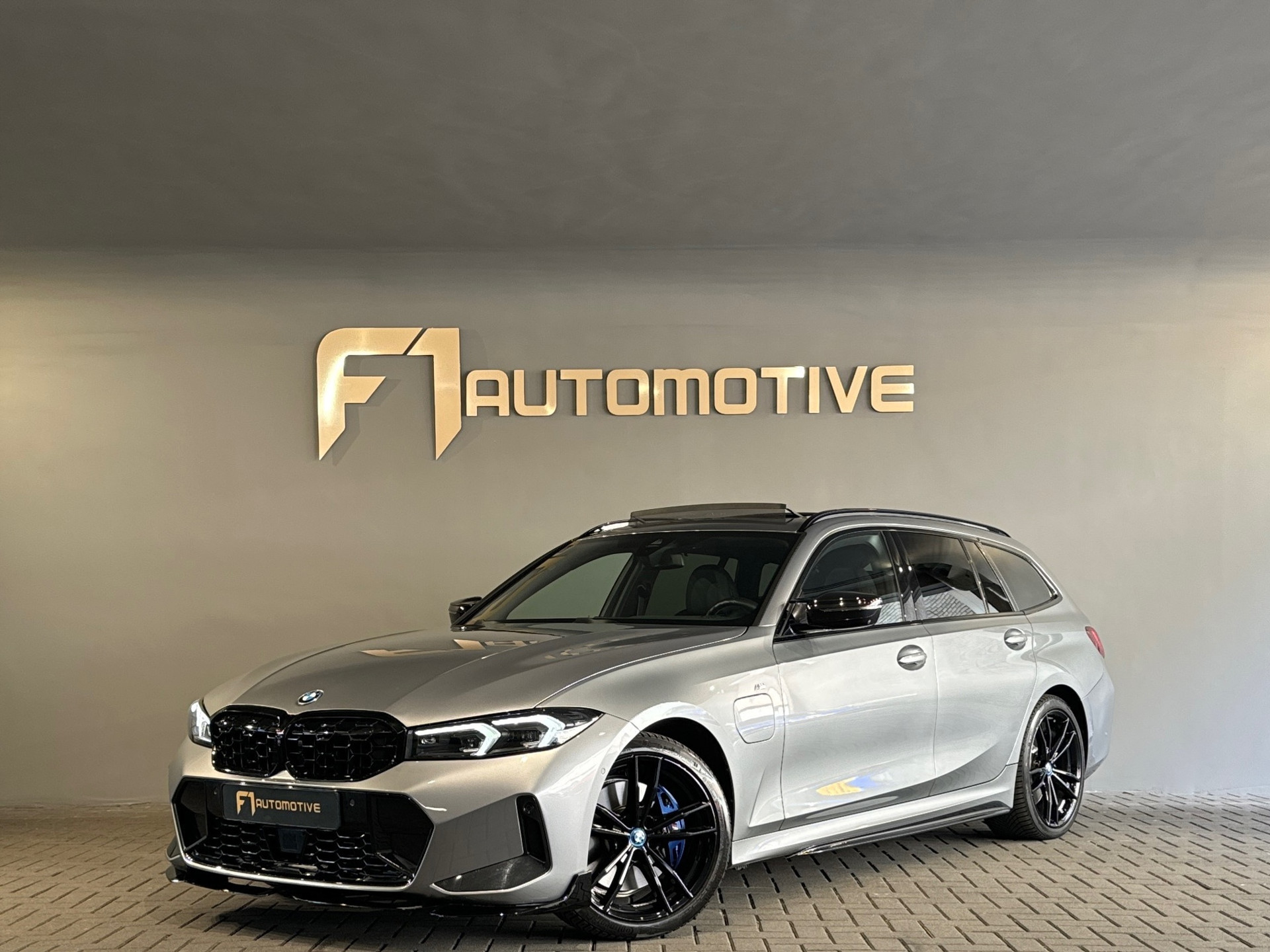 BMW 3 Serie Touring 330e M Sport Pano|Trekhaak|HuD|360C|ACC 45839942-0.jpg | F1 Automotive