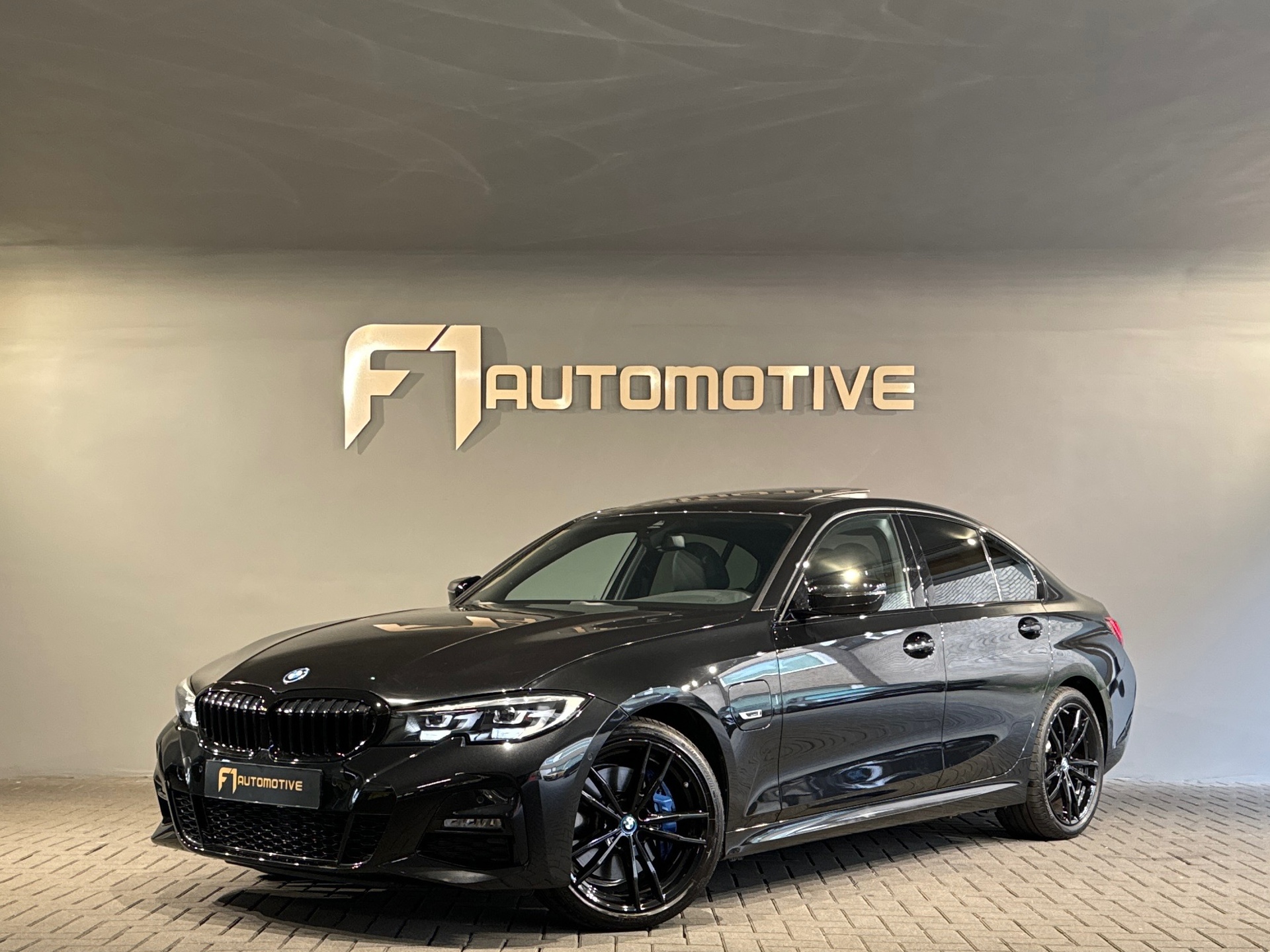 BMW 3 Serie 320e M Sport Panorama|Memory|Camera|Sfeer|CarPlay 46503935-0.jpg | F1 Automotive