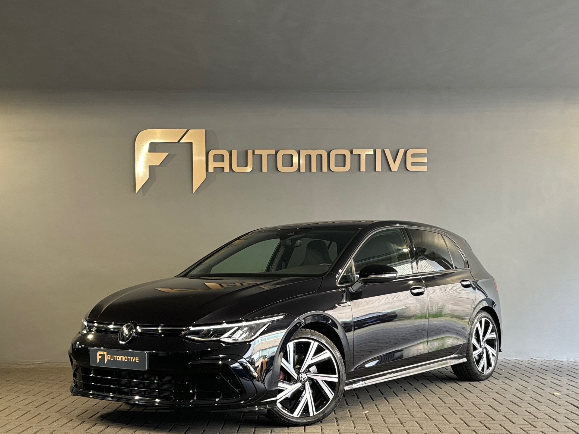 Volkswagen Golf 1.5 eTSI R-Line Business Camera|Keyless|Sfeer 46565920-0.jpg | F1 Automotive
