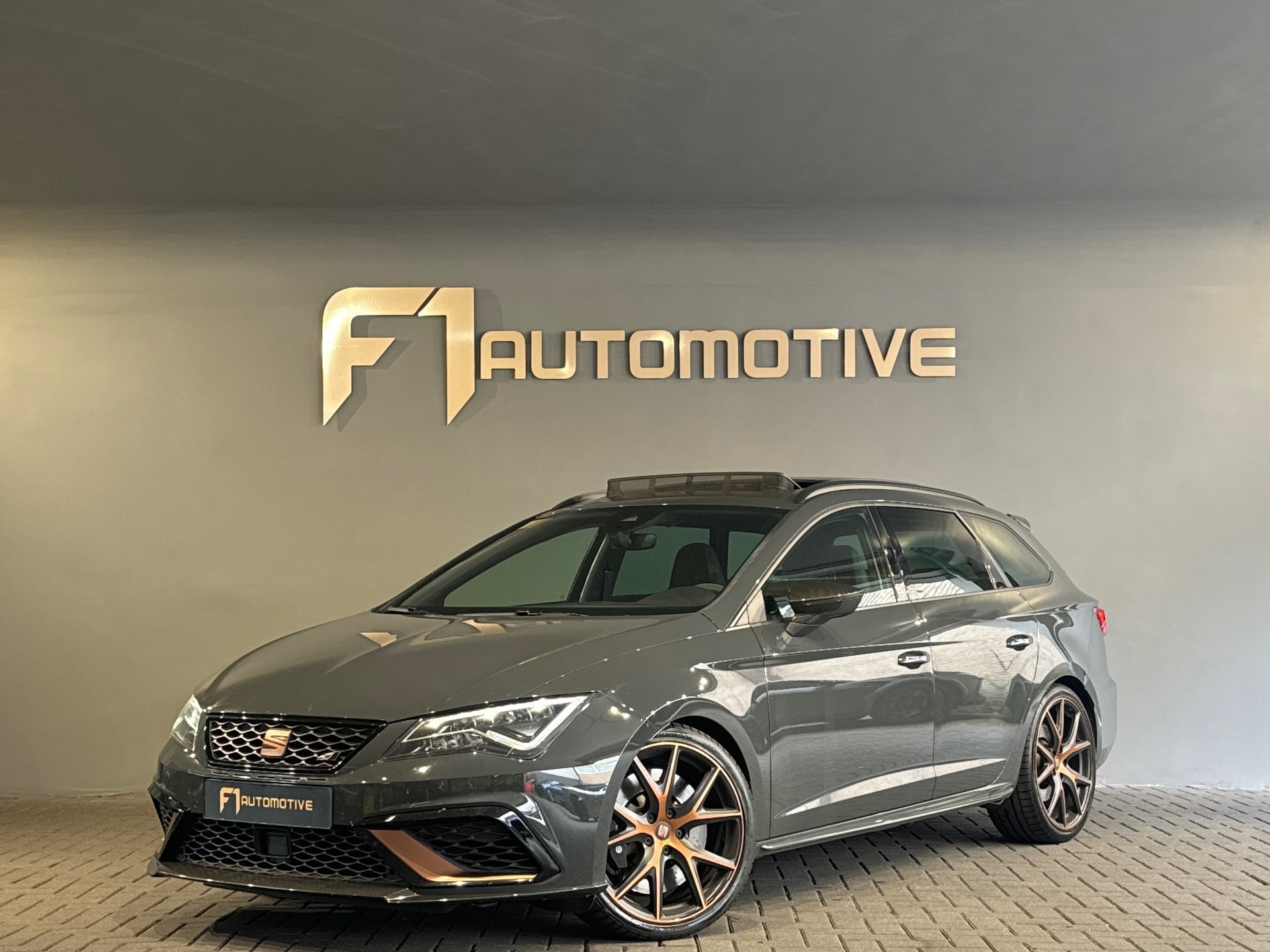 SEAT Leon Sportstourer ST 2.0 TSI 4DRIVE CUPRA Ultimate Pano|Carbon|Beats 46809953-0.jpg | F1 Automotive