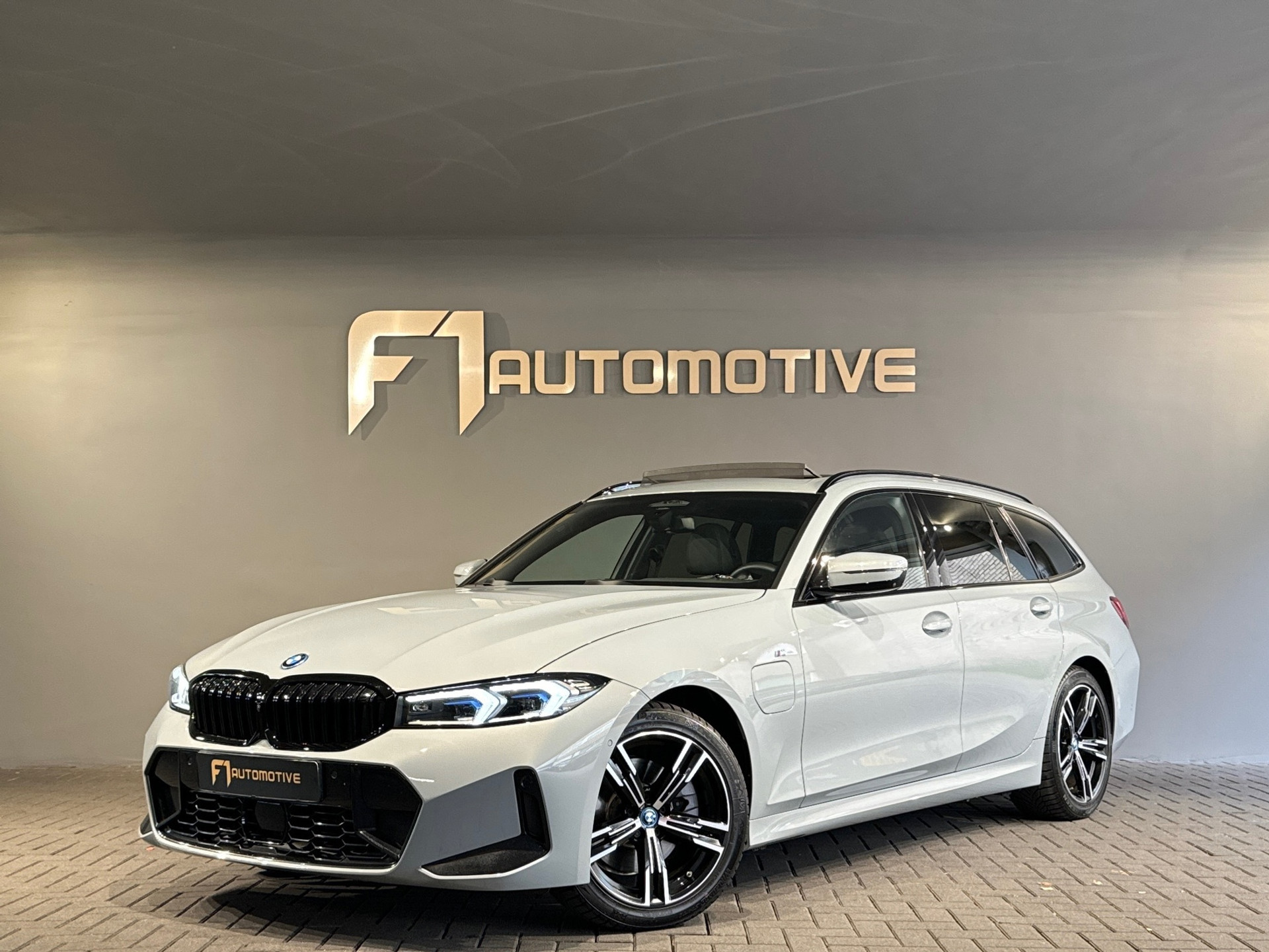 BMW 3 Serie Touring 330e M Sport Pano|H/K|HuD|Memory|Laser 47040665-0.jpg | F1 Automotive