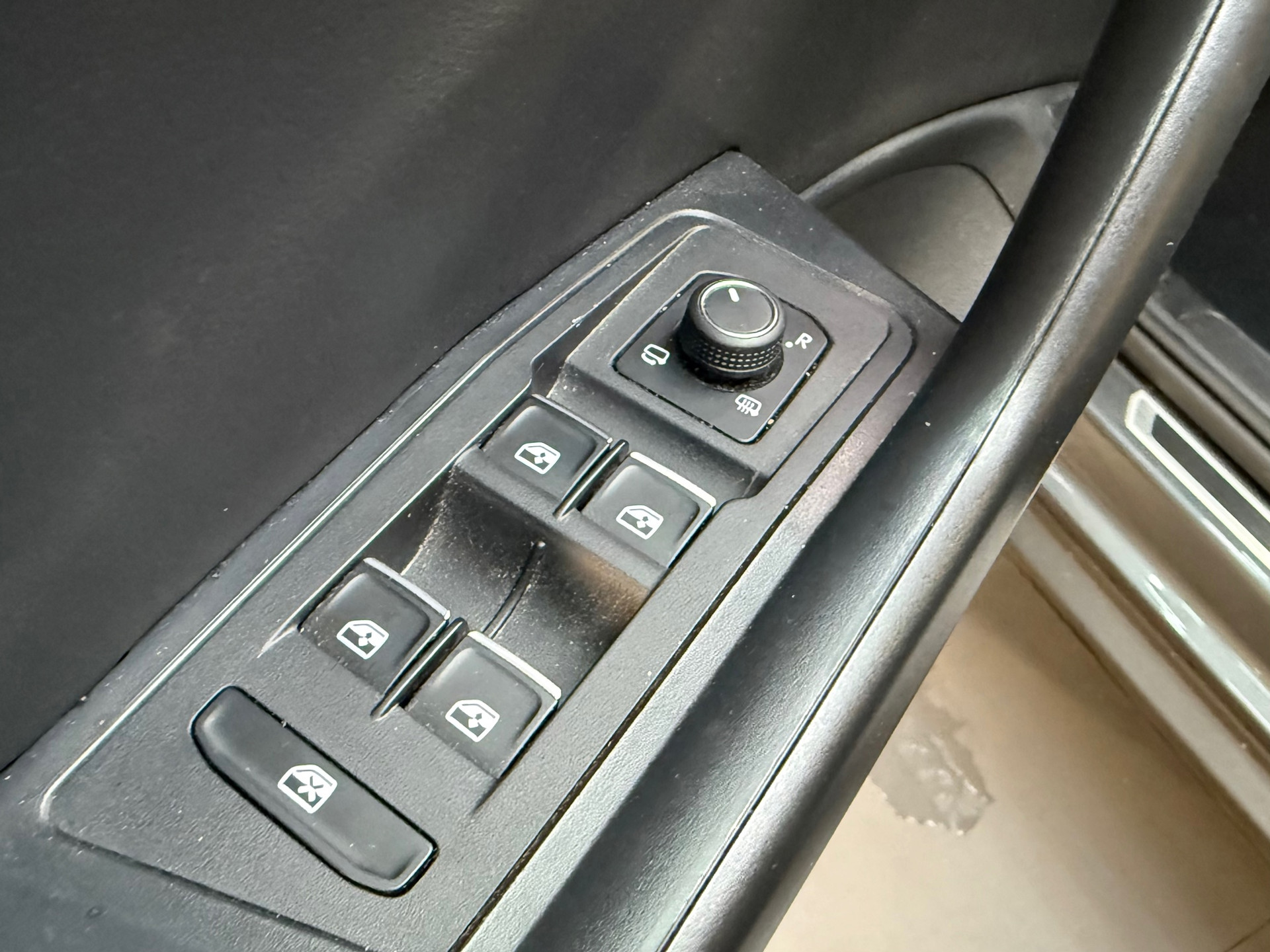 Volkswagen T-Roc 2.0 TSI 4Motion R Pano|Akra|Beats|Keyless 47657435-25.jpg | F1 Automotive