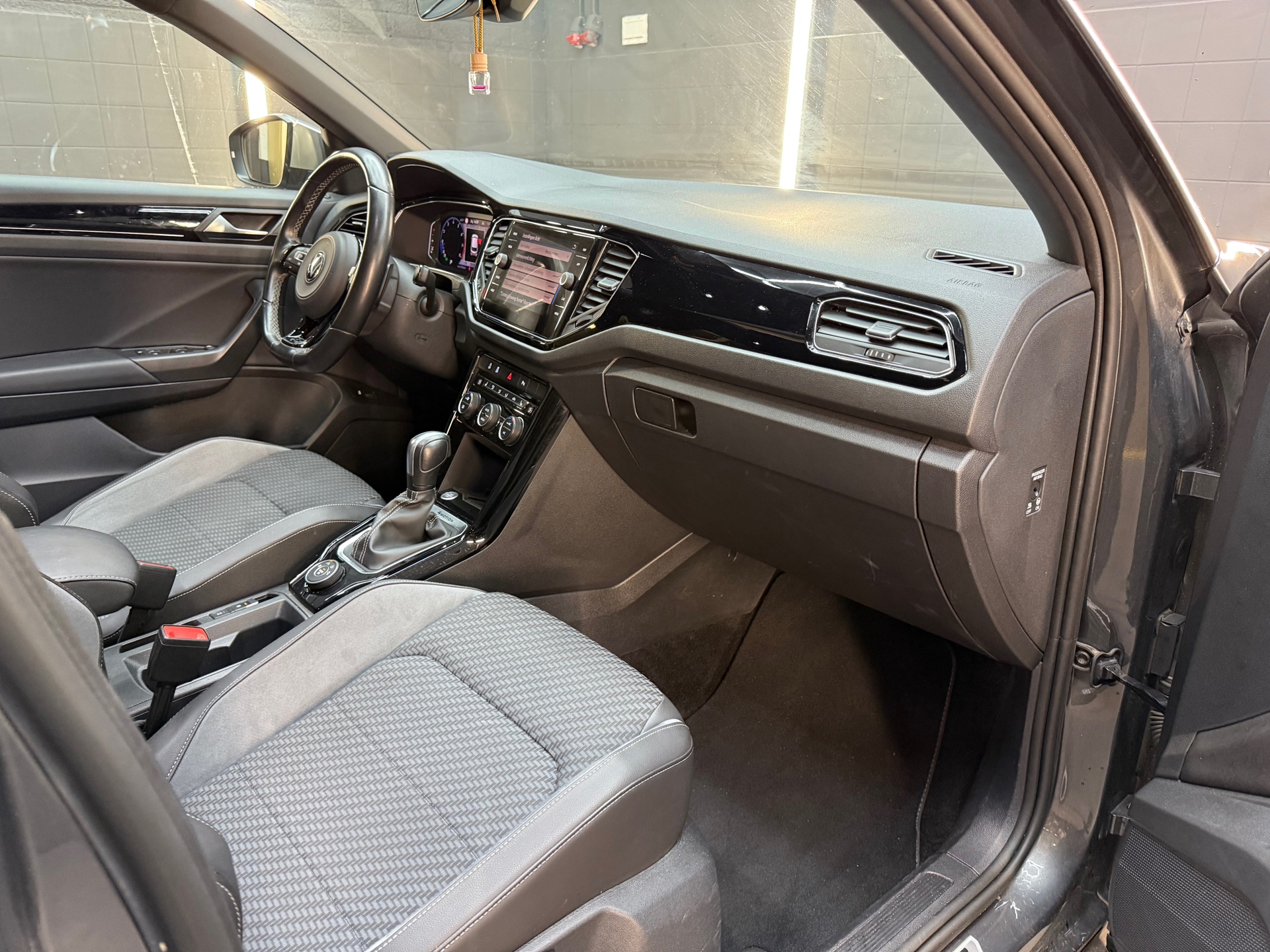 Volkswagen T-Roc 2.0 TSI 4Motion R Pano|Akra|Beats|Keyless 47657435-36.jpg | F1 Automotive