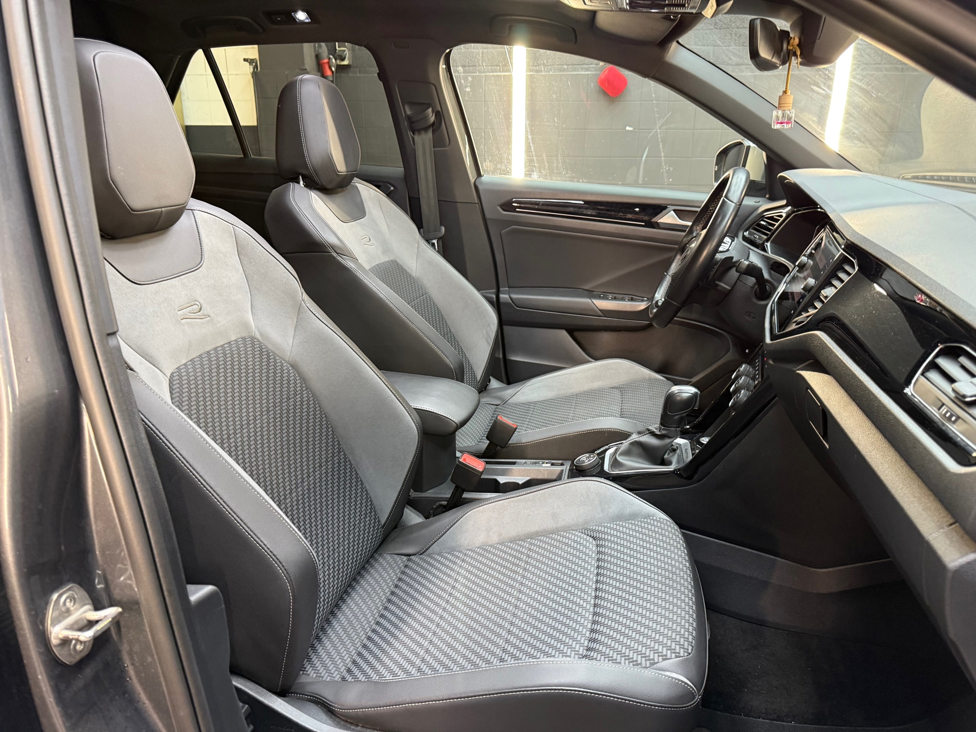 Volkswagen T-Roc 2.0 TSI 4Motion R Pano|Akra|Beats|Keyless 47657435-37.jpg | F1 Automotive
