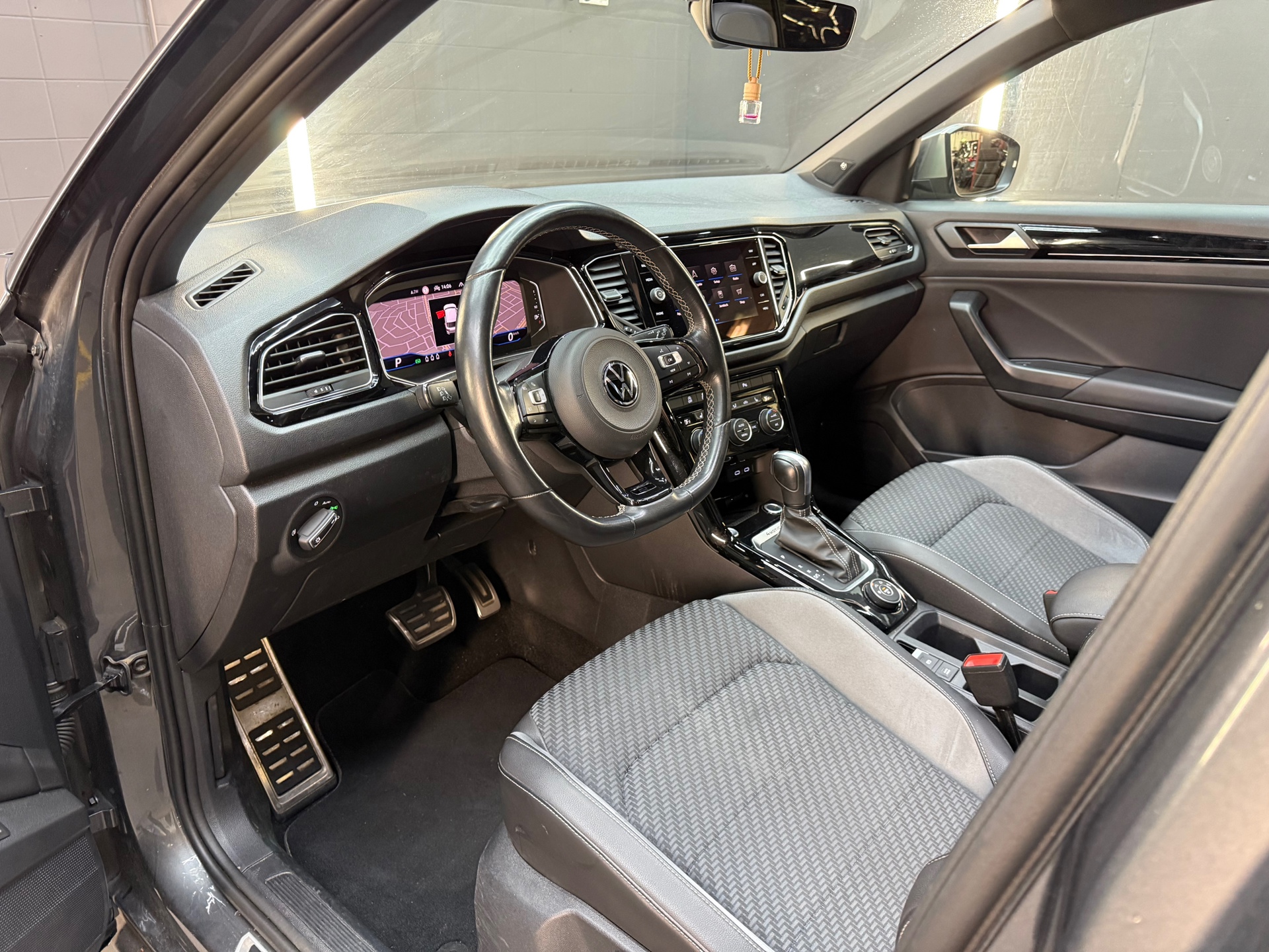 Volkswagen T-Roc 2.0 TSI 4Motion R Pano|Akra|Beats|Keyless 47657435-4.jpg | F1 Automotive