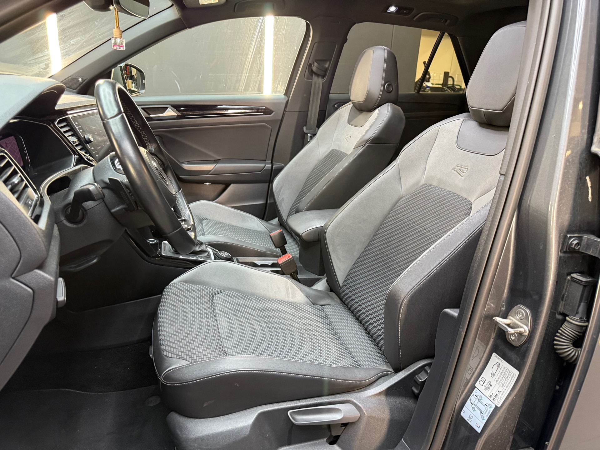 Volkswagen T-Roc 2.0 TSI 4Motion R Pano|Akra|Beats|Keyless 47657435-5.jpg | F1 Automotive