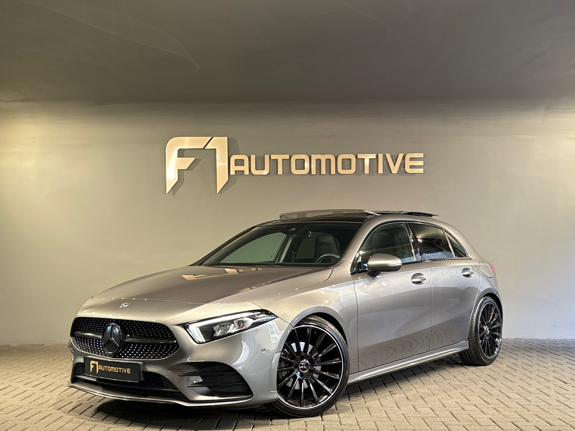 Mercedes-Benz A-Klasse 200 AMG Pano|Night|Sfeer|Camera|19" 48065832-0.jpg | F1 Automotive