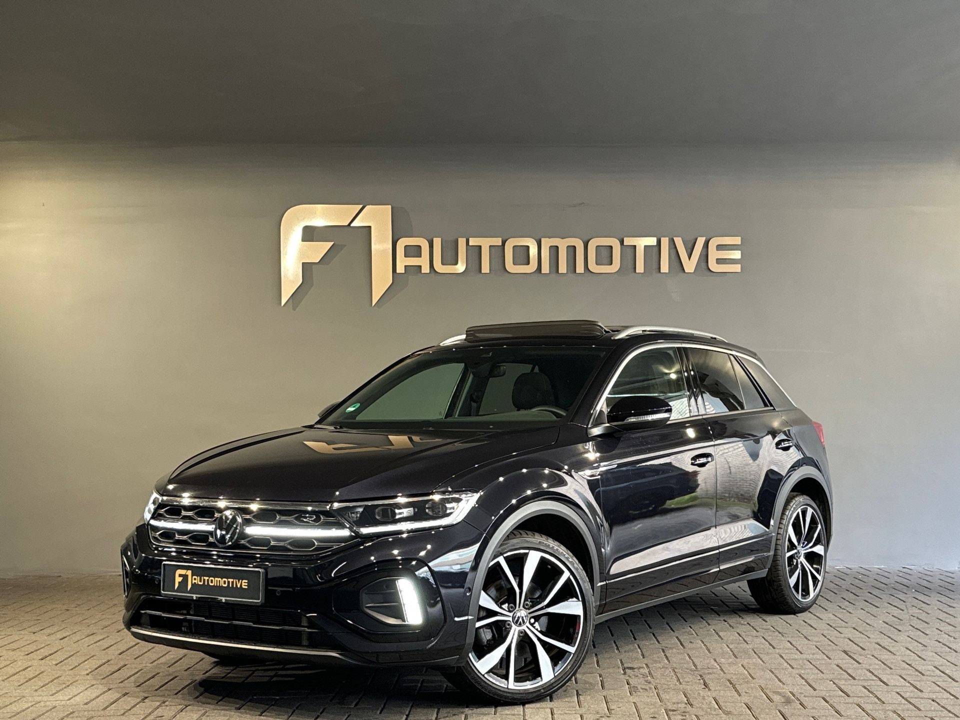 Volkswagen T-Roc 1.5 TSI R-Line Pano|IQ|Keyless|Massage|Camera 48598054-0.jpg | F1 Automotive