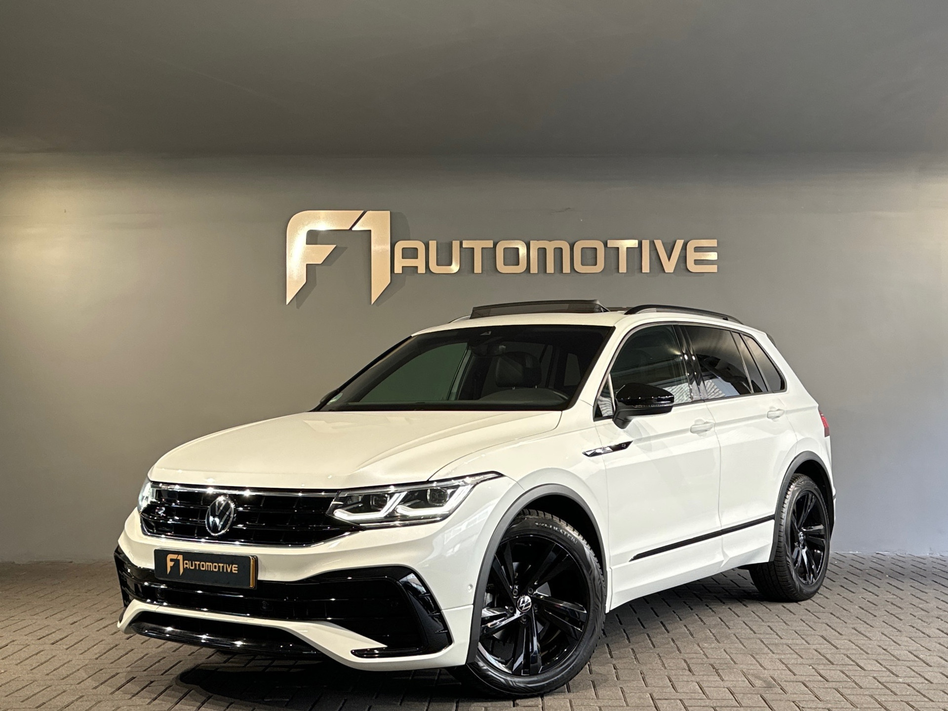 Volkswagen Tiguan 1.5 TSI R-Line Business+ Pano|Leer|Key|H/K 48598256-0.jpg | F1 Automotive