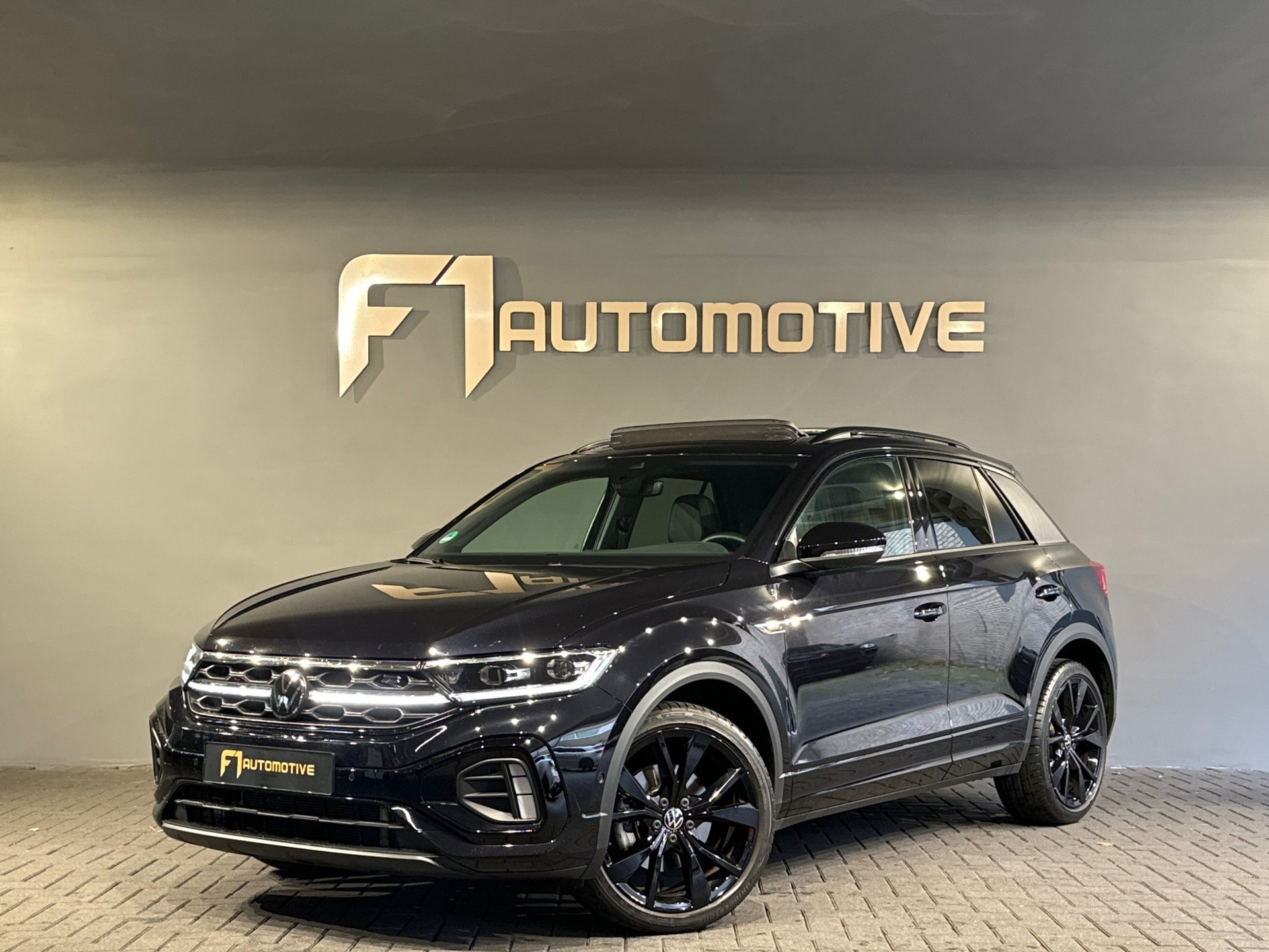 Volkswagen T-Roc 1.5 TSI R Line Pano|Keyless|IQ|Camera|Night 49813600-0.jpg | F1 Automotive