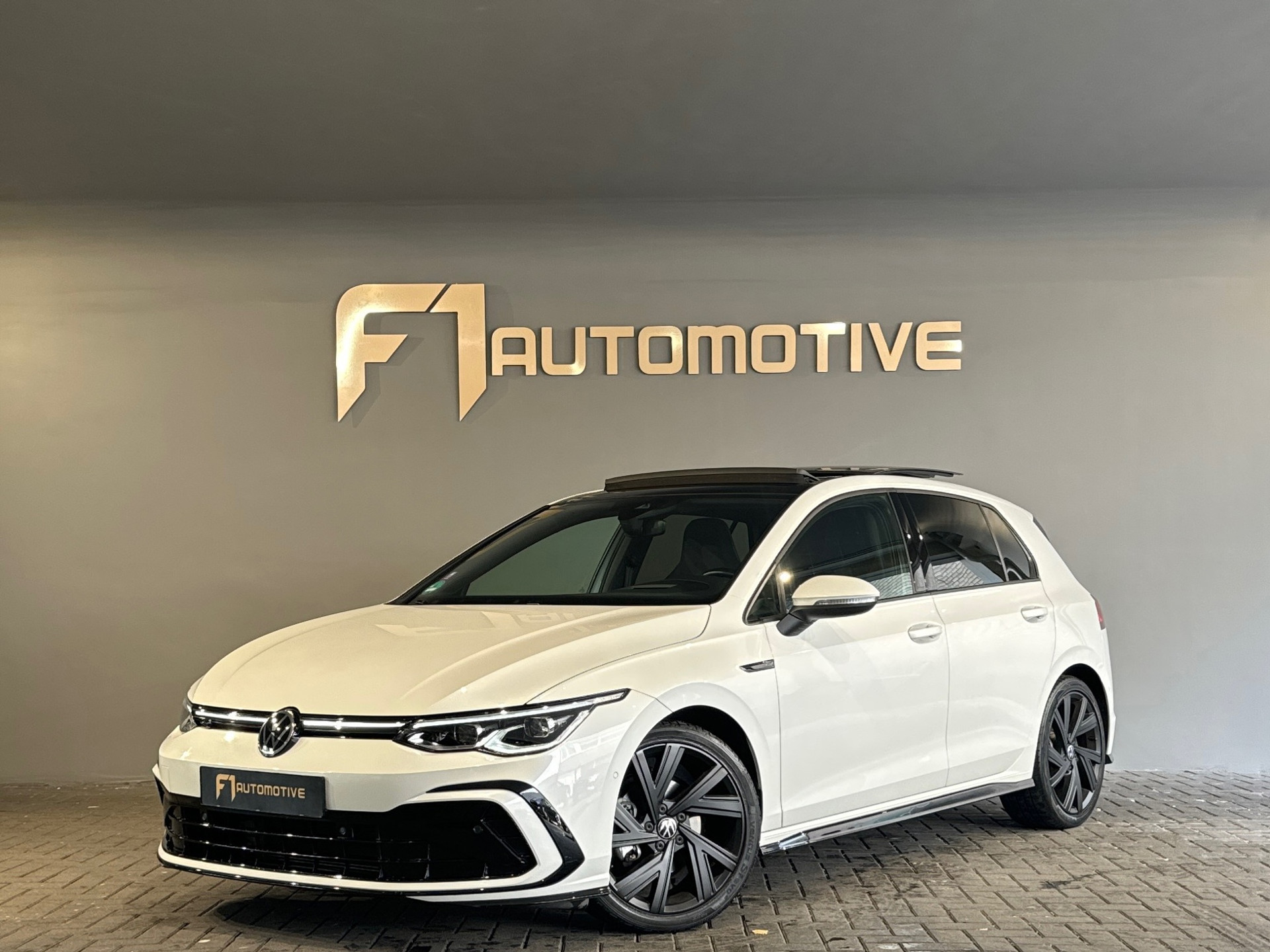 Volkswagen Golf 1.5 eTSI R-Line Pano|HuD|IQ|Camera|Keyless 45593073-0.jpg | F1 Automotive